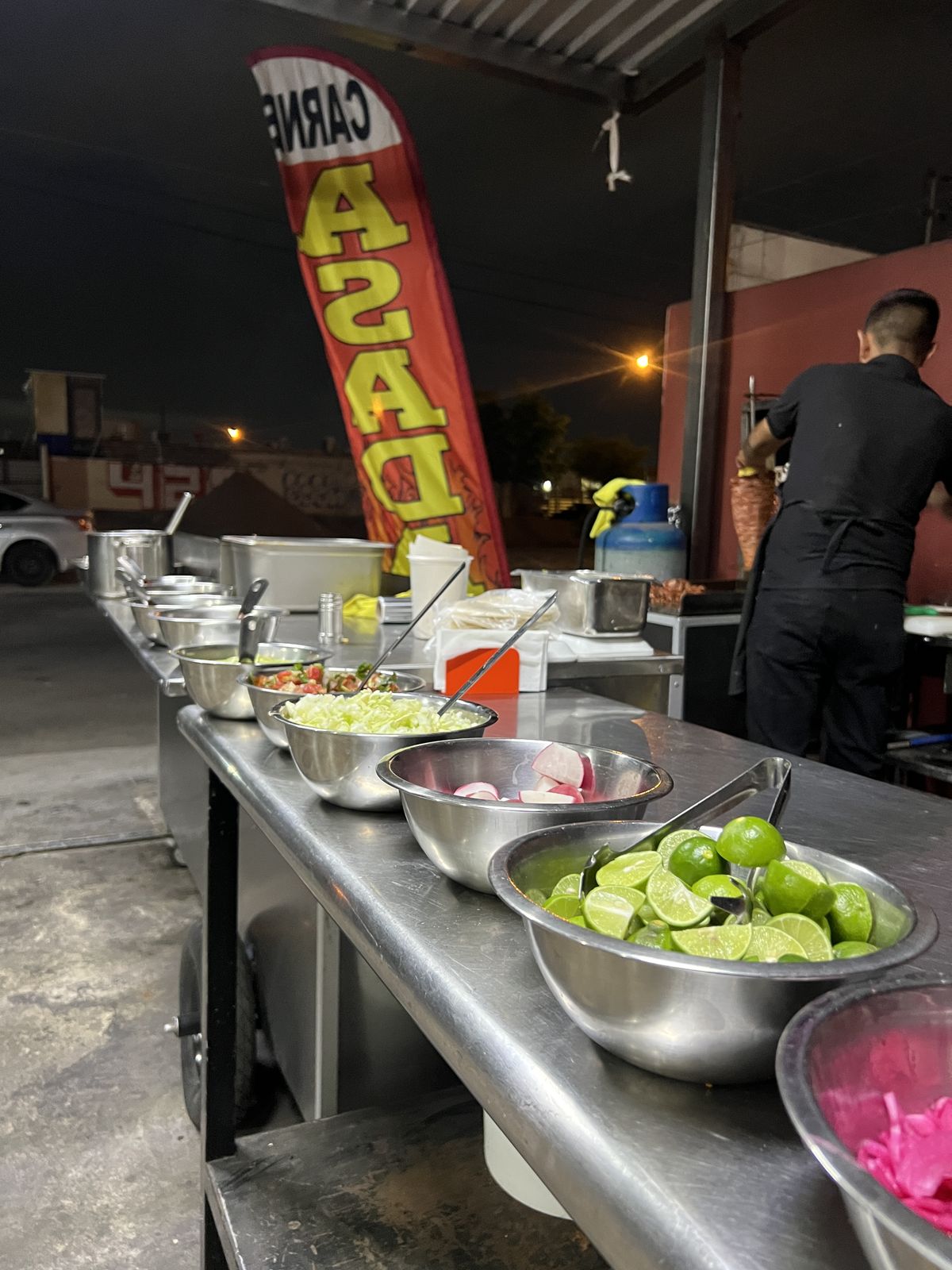 Barra de limones, cebolla y salsas
