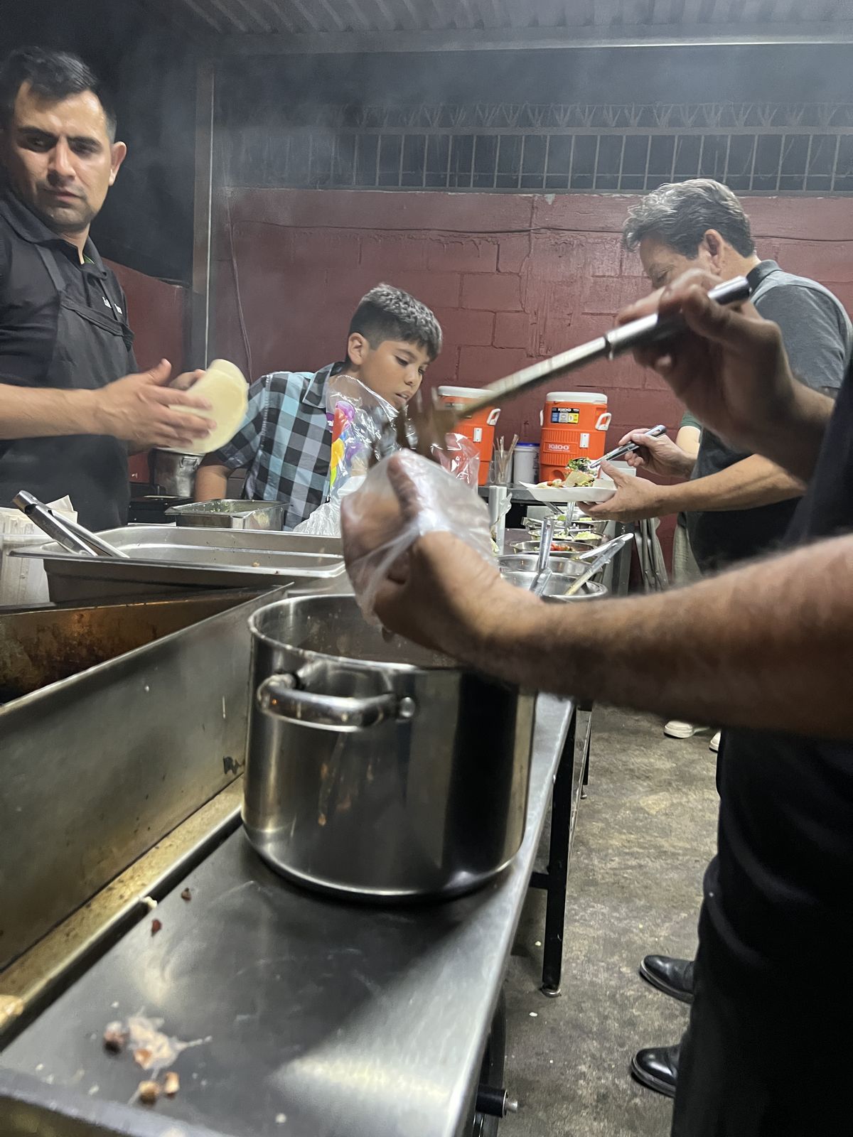 Equipo de La Ahumadera sirviendo