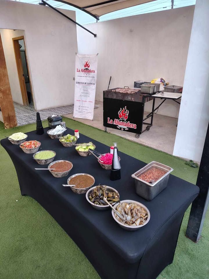 Mesa de buffet montada con salsas y carnes