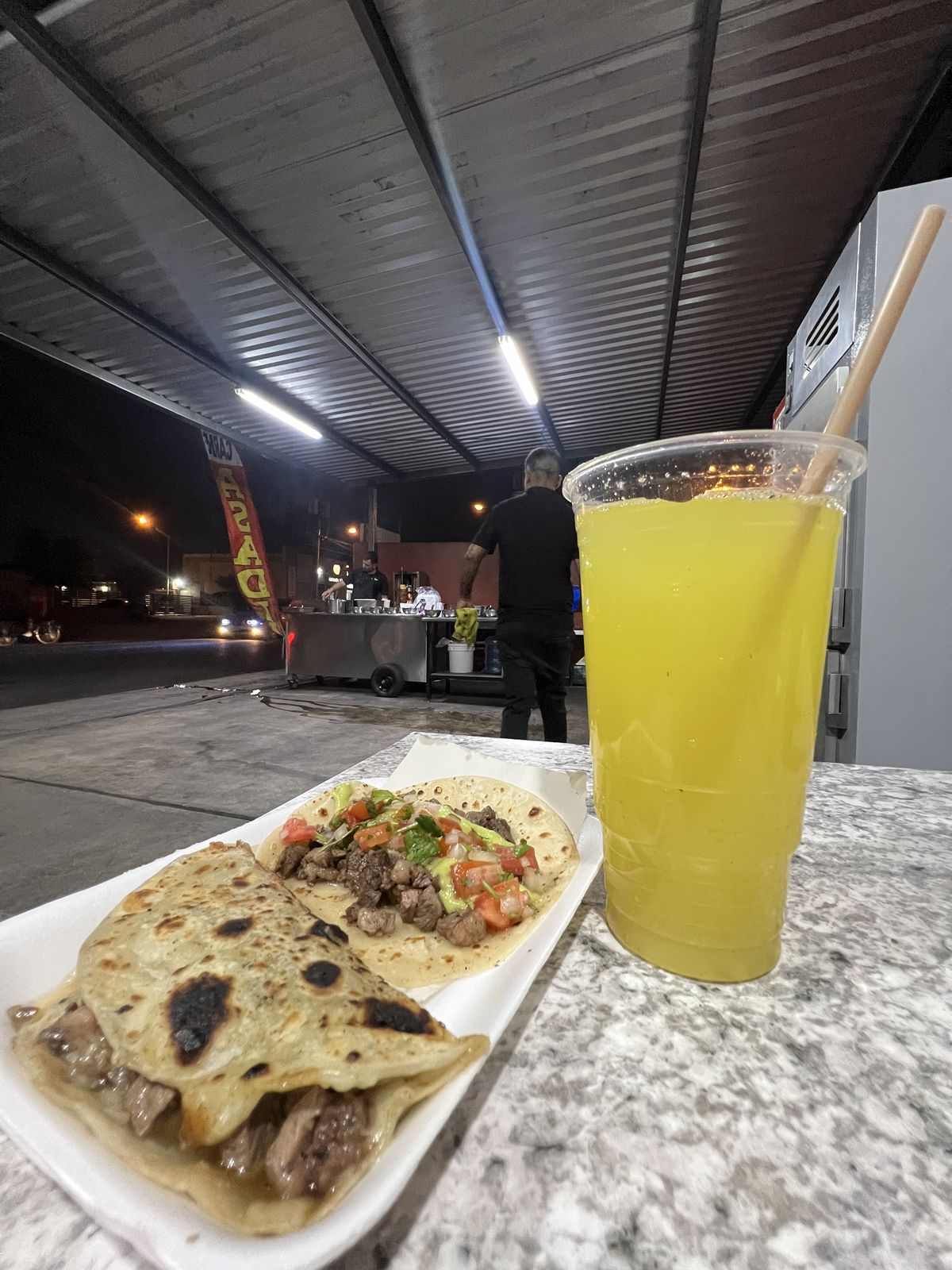 Tacos con agua fresca