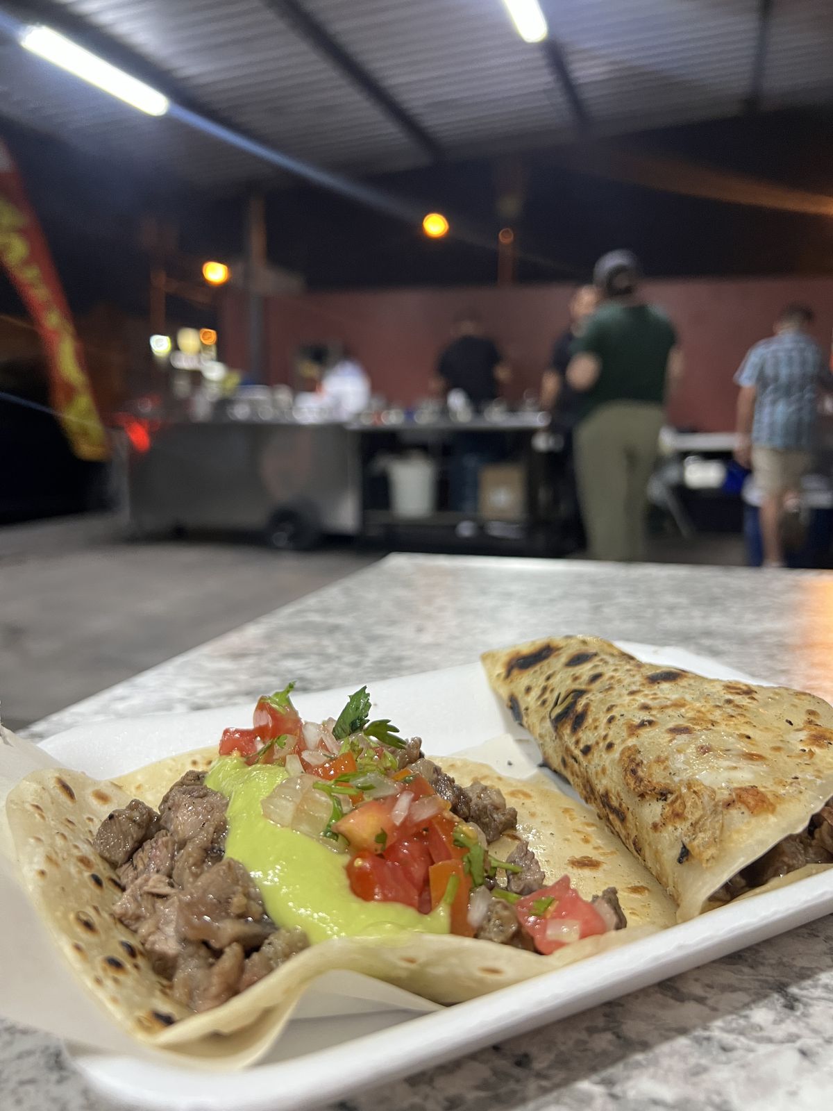 Tacos de asada con guacamole y pico de gallo