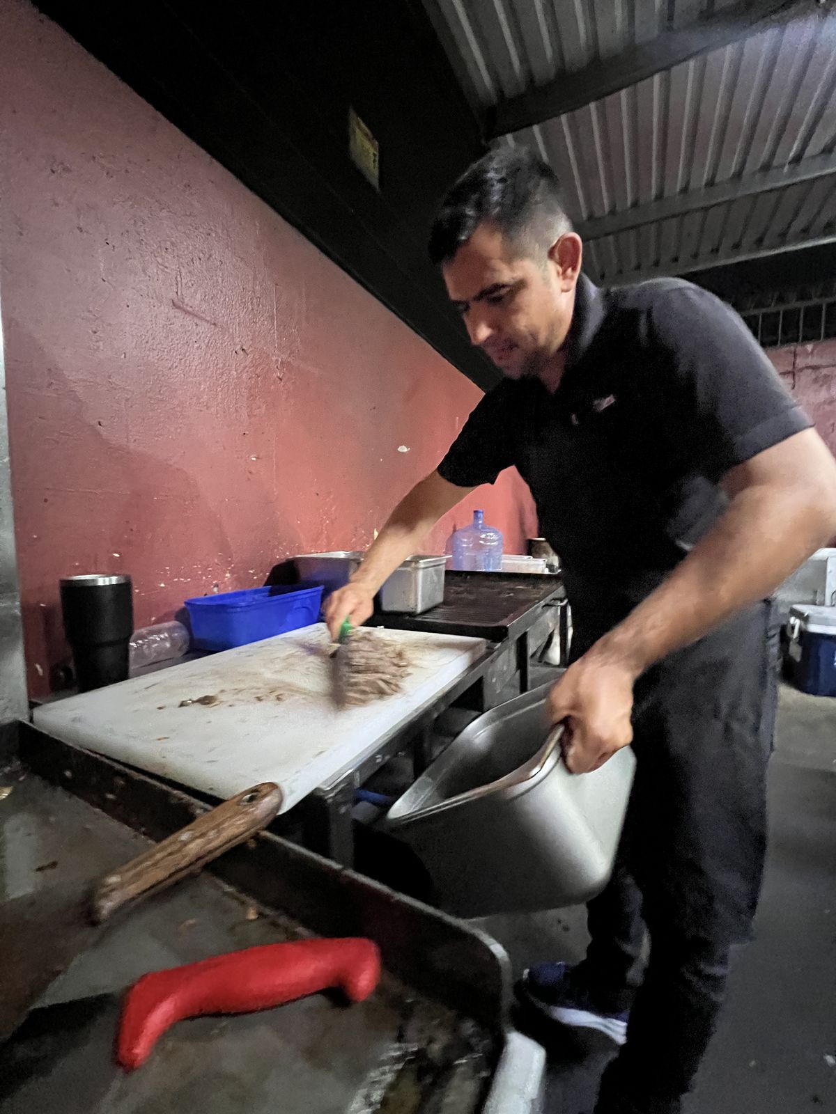 Taquero preparando carne