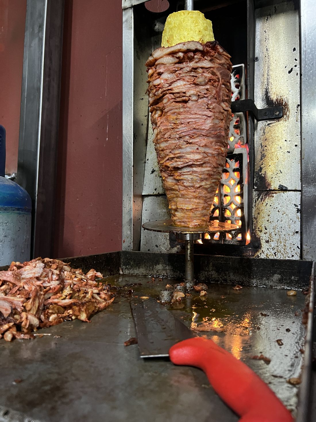 Trompo de pastor y carne dorada en la plancha